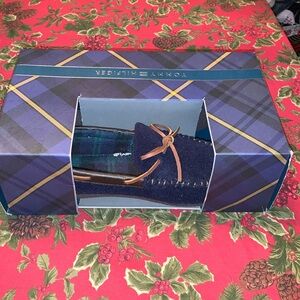 NWT Tommy Hilfiger Slippers Sz 9M.  Blue.